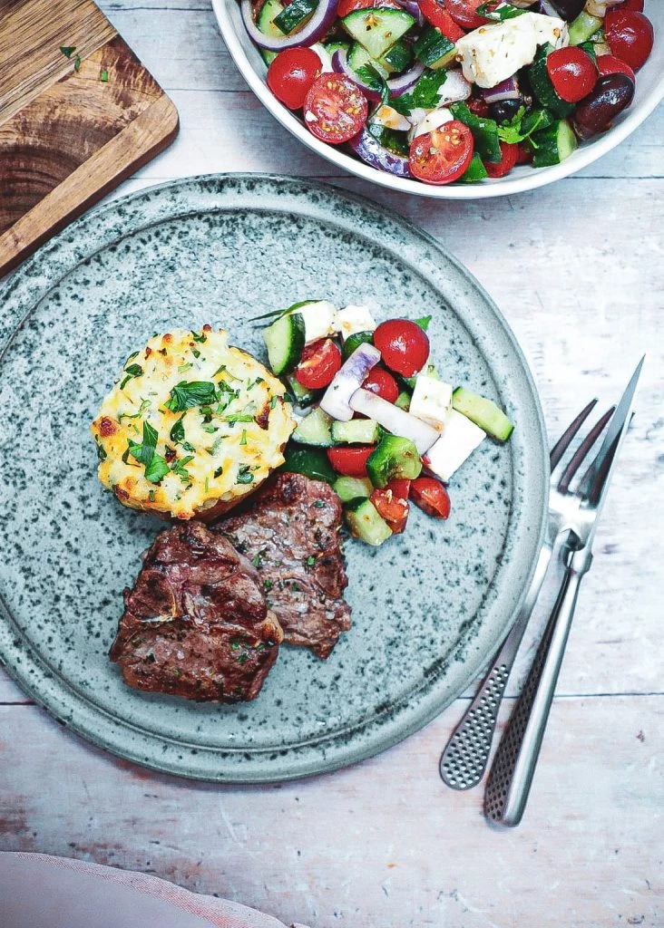 Grillet t-bone på Morsø - Opskrift på lamme t-bone med fyldte kartofler