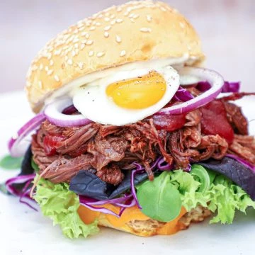 Pulled beef burger - Opskrift med barbecue og vagtelæg