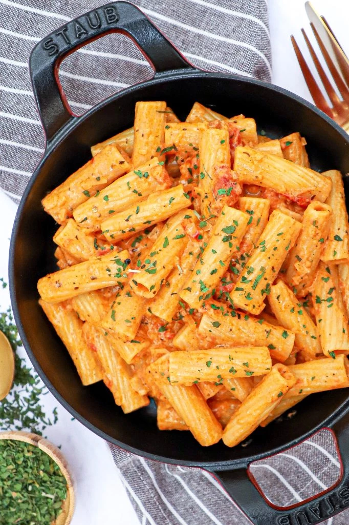 Cremet tomatsauce - Opskrift på pasta i cremet tomatsauce