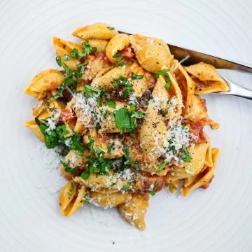 Pasta med kylling - Opskrift på cremet tomatsauce med kylling