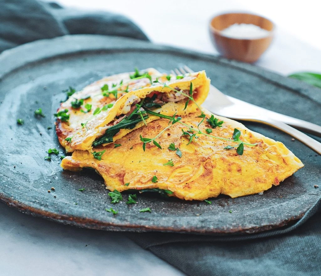 Omelet med kylling, ost og spinat - Opskrift på nem morgenmad