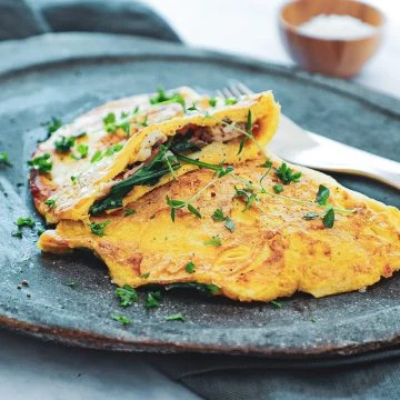 Omelet med kylling, ost og spinat - Opskrift på nem morgenmad