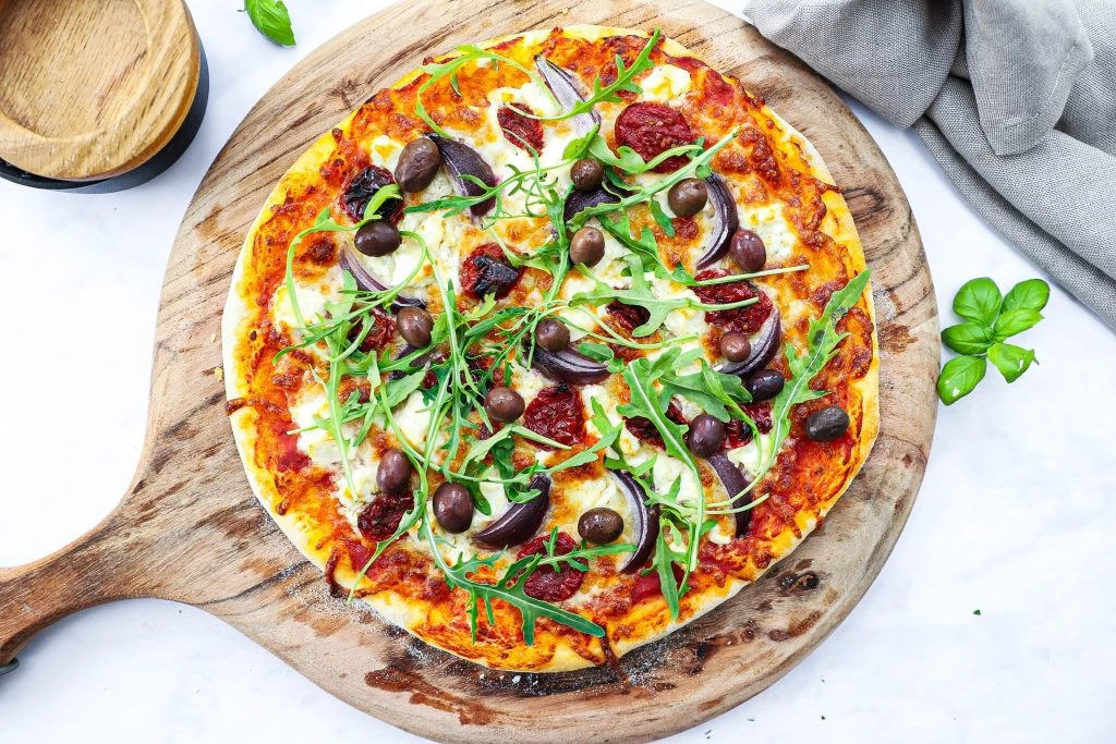 Pizza med feta - Opskrift på græsk inspireret pizza