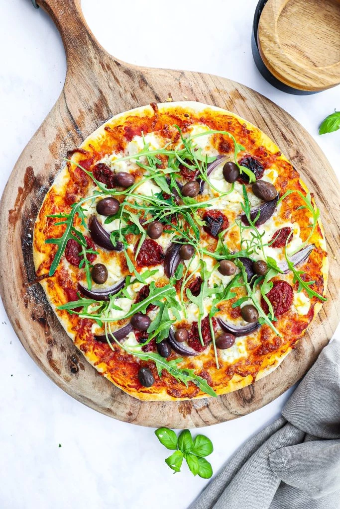 Pizza med feta - Opskrift på græsk inspireret pizza