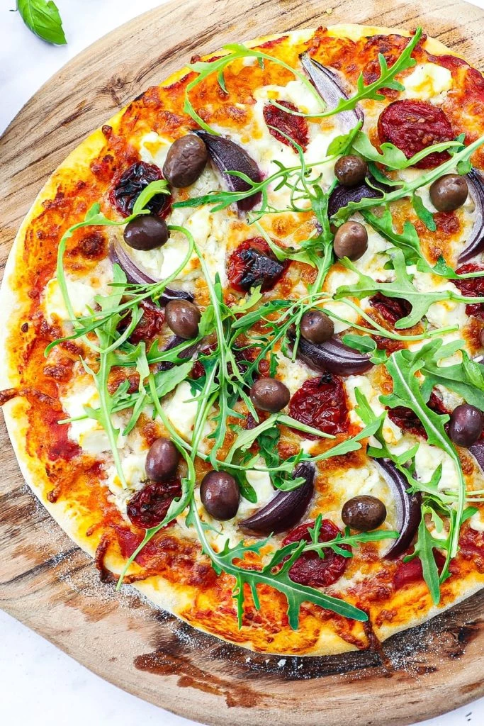 Pizza med feta - Opskrift på græsk inspireret pizza