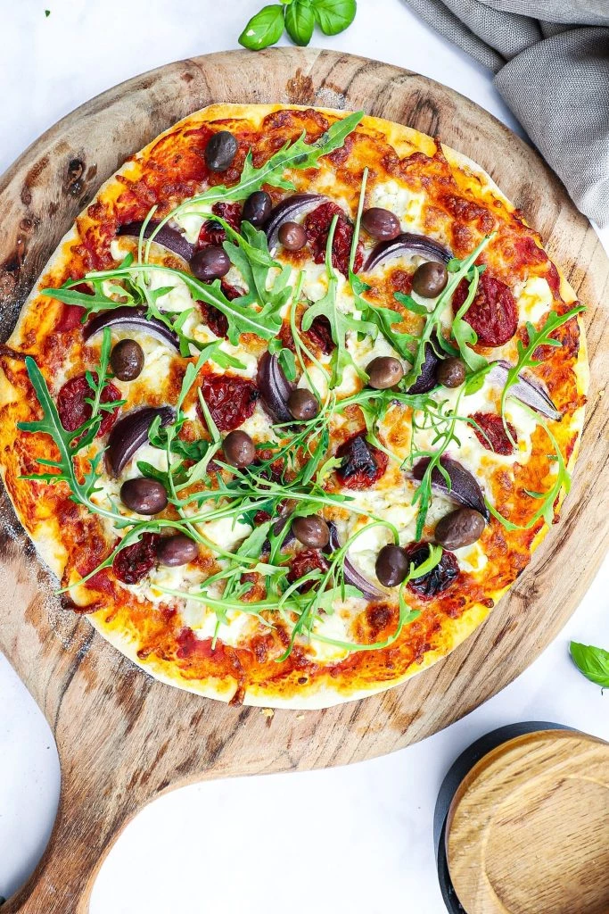 Pizza med feta - Opskrift på græsk inspireret pizza