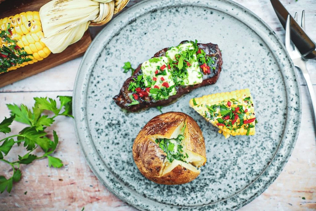 Fransk bøf - Opskrift med bagt kartoffel og grillet majs