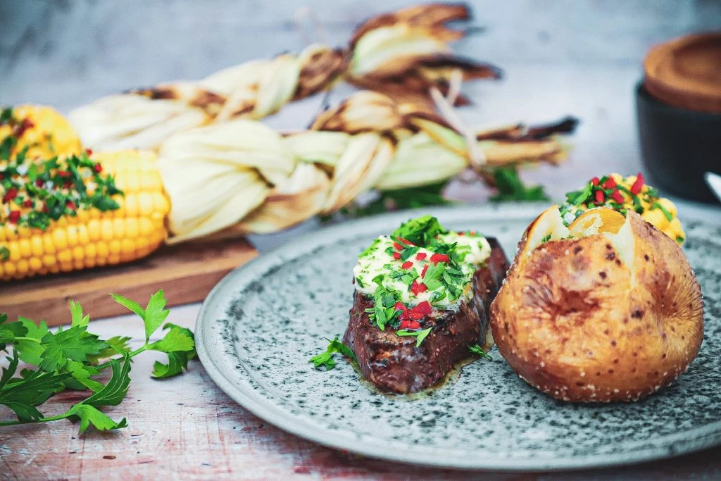 Fransk bøf - Opskrift med bagt kartoffel og grillet majs