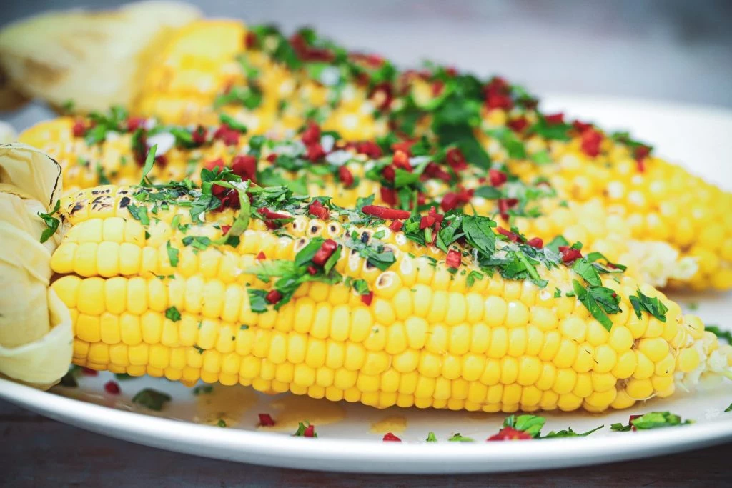 Grillet majskolber - Opskrift med persille/hvidløgssmør og chili
