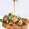Champignon a la creme - Opskrift med smørstegt brød og knas
