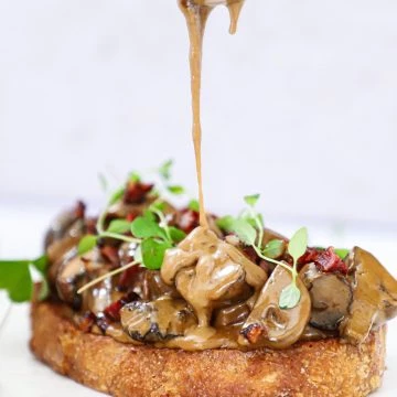 Champignon a la creme - Opskrift med smørstegt brød og knas