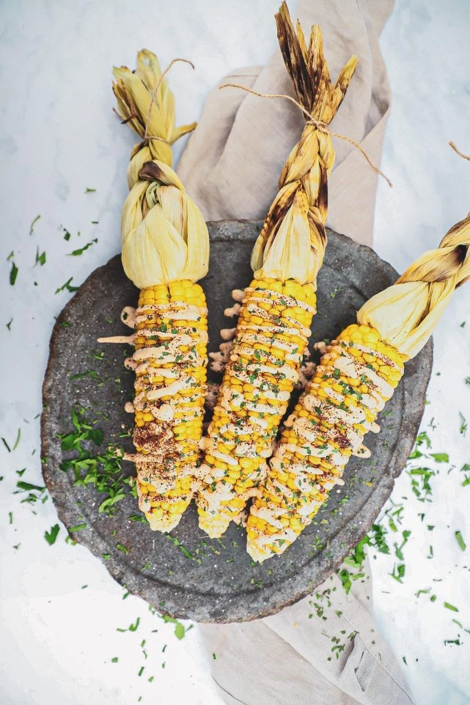 Majskolber med spicy dressing - Opskrift på grill tilbehør