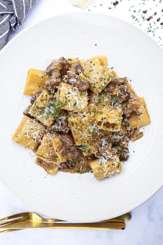Pasta med oksemørbrad - Opskrift med svampe, cognac og fløde