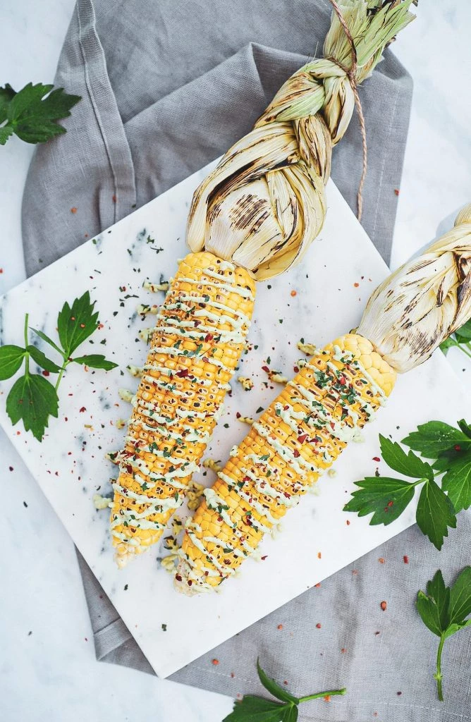 Grillede majskolber - Opskrift på grillede majs med topping