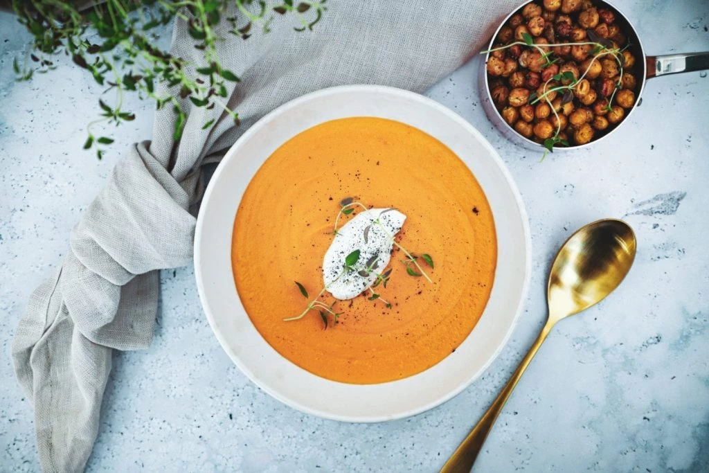 Grøntsagssuppe - Opskrift med sød kartoffel og bagt peberfrugt