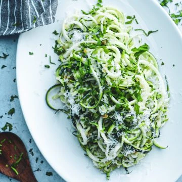 Lun squashsalat - Opskrift på squash spaghetti med parmesan