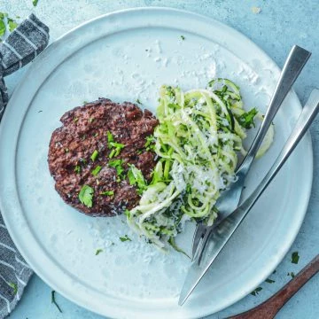 Hakkebøf med lun squashsalat - Opskrift med skønt tilbehør