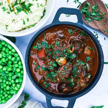 Boeuf Bourguignon - Opskrift med hvidvin og oksekæber