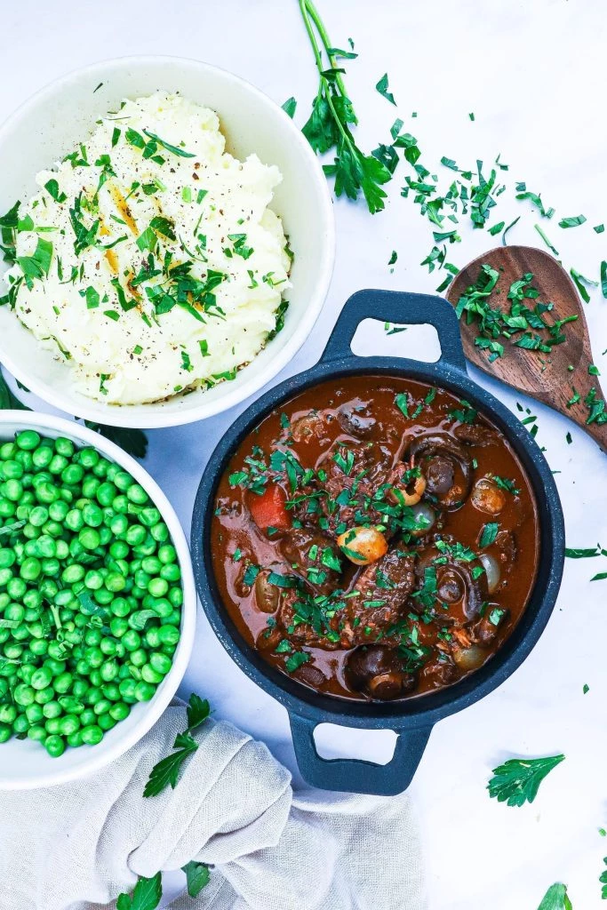 Boeuf Bourguignon - Opskrift med hvidvin og oksekæber