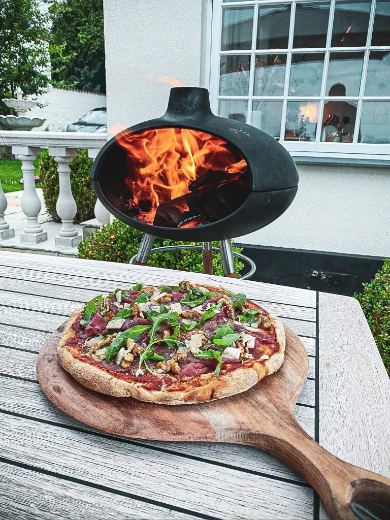 Pizza med carpaccio - Opskrift med valnødder og trøffelolie