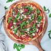 Pizza med carpaccio - Opskrift med valnødder og trøffelolie