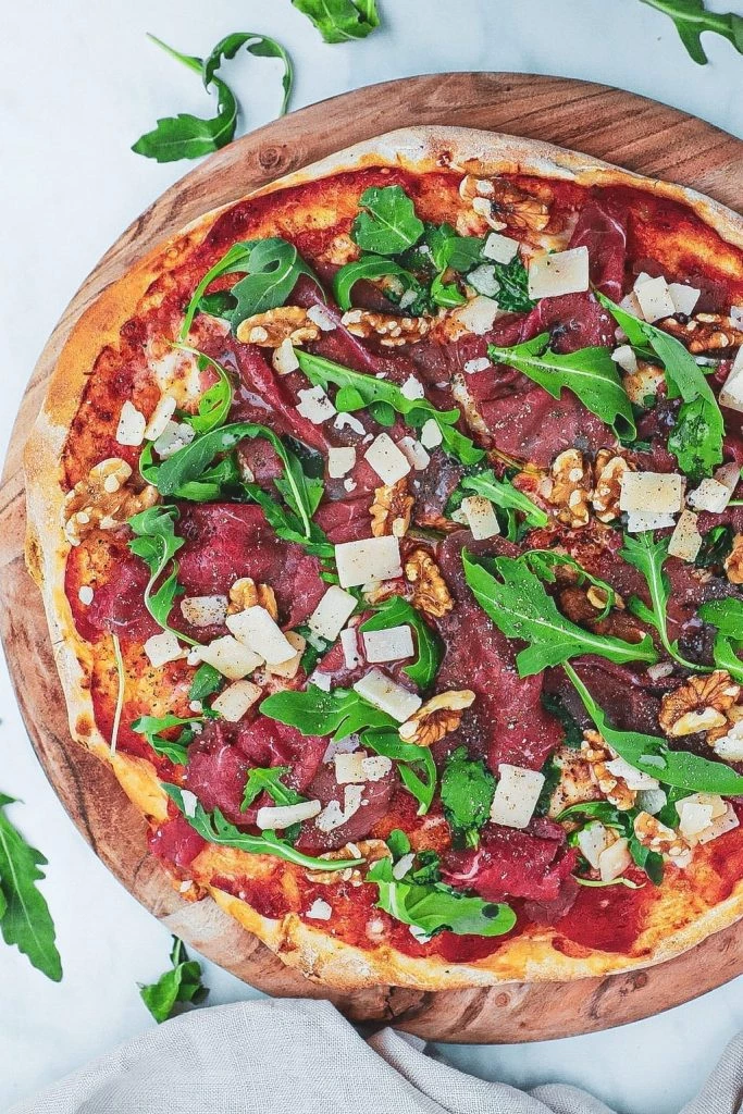 Pizza med carpaccio - Opskrift med valnødder og trøffelolie