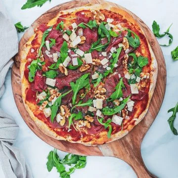 Pizza med carpaccio - Opskrift med valnødder og trøffelolie