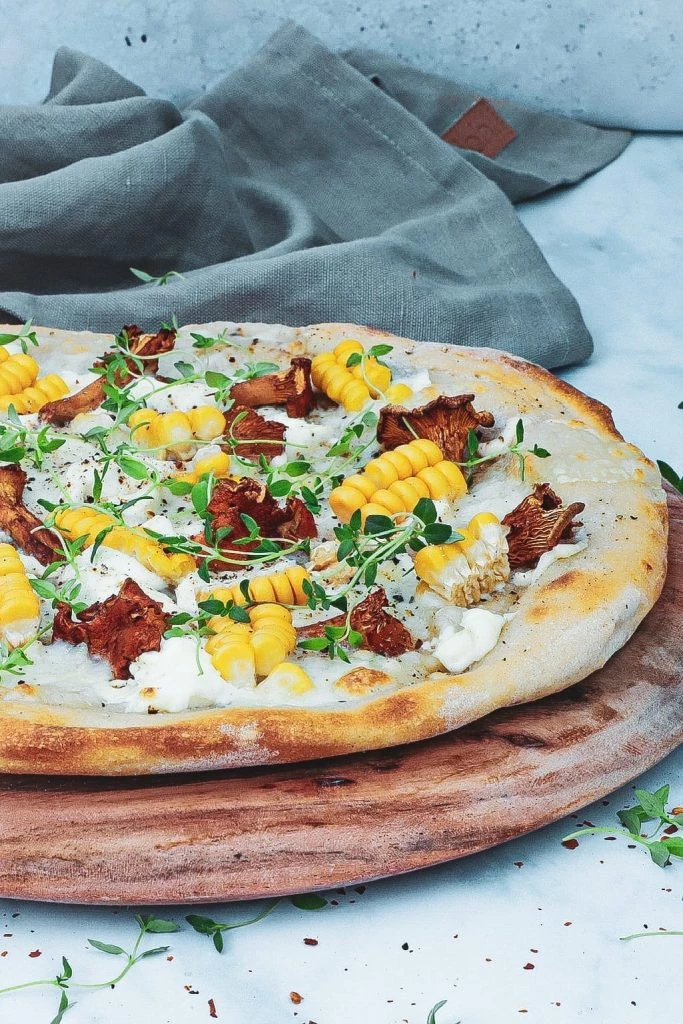 Pizza bianco med kantareller og majs - Inspiration til pizza topping