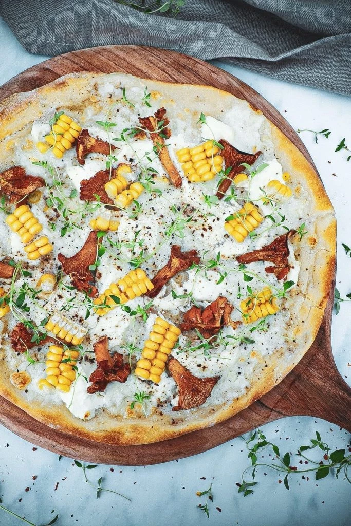 Pizza bianco med kantareller og majs - Inspiration til pizza topping