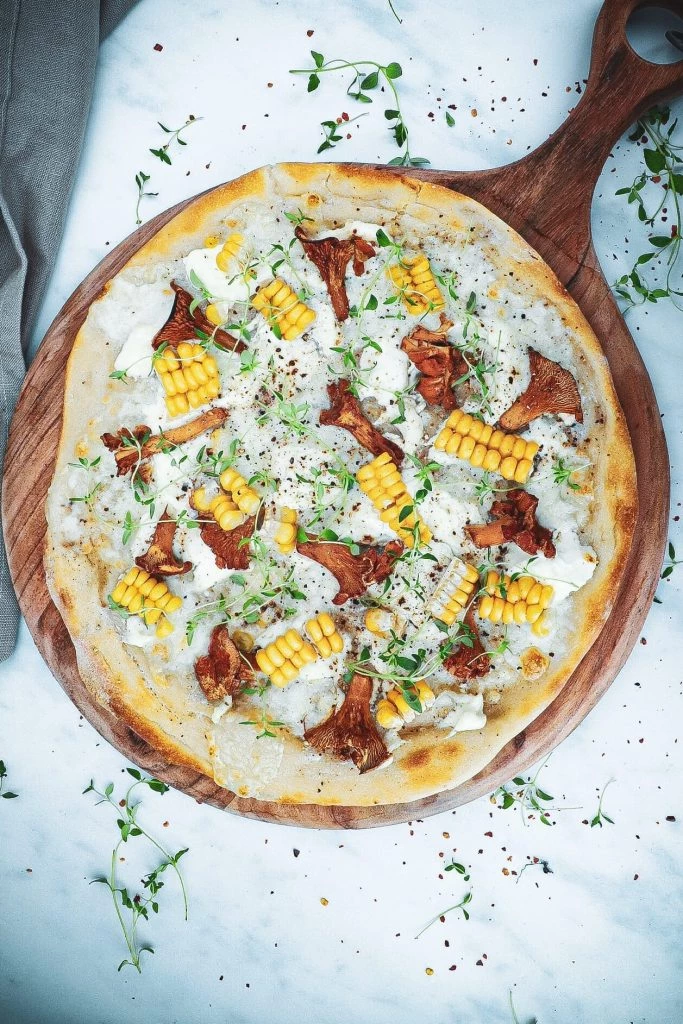 Pizza bianco med kantareller og majs - Inspiration til pizza topping