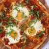 Pizza bolognese - Opskrift på pizza med kødsauce og æg
