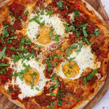 Pizza bolognese - Opskrift på pizza med kødsauce og æg