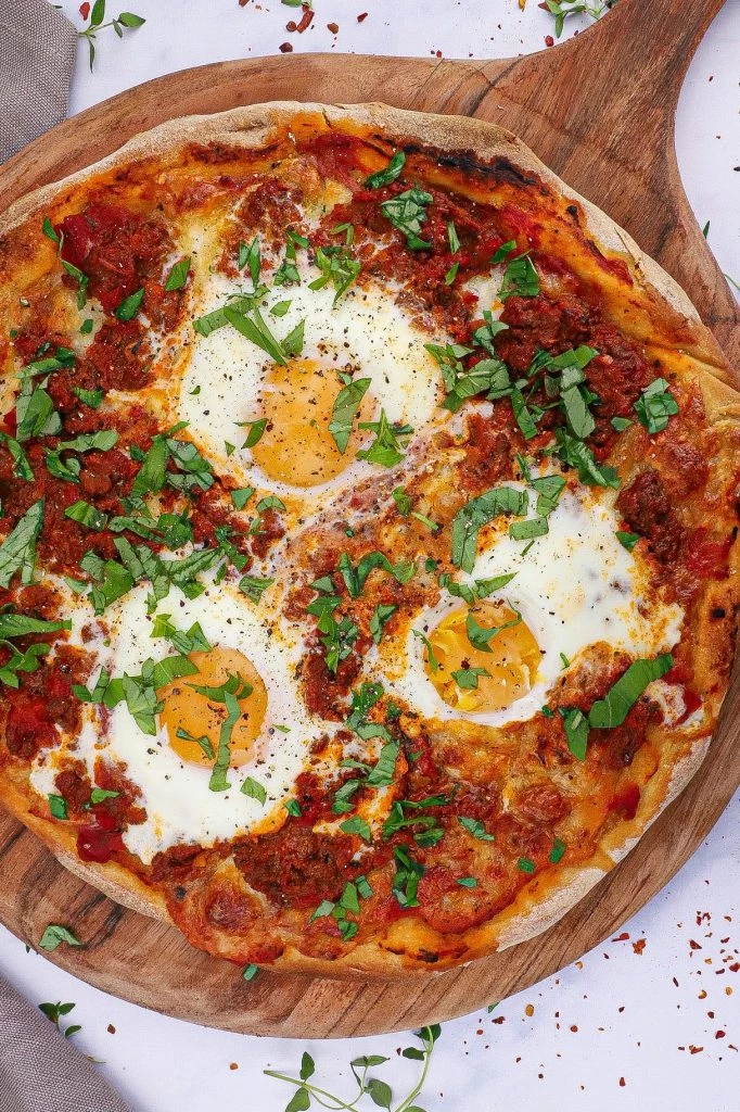 Pizza bolognese - Opskrift på pizza med kødsauce og æg