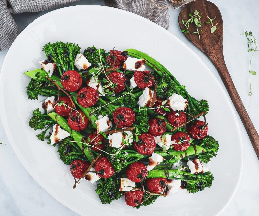 Broccolini salat - Opskrift med bagte tomater og feta