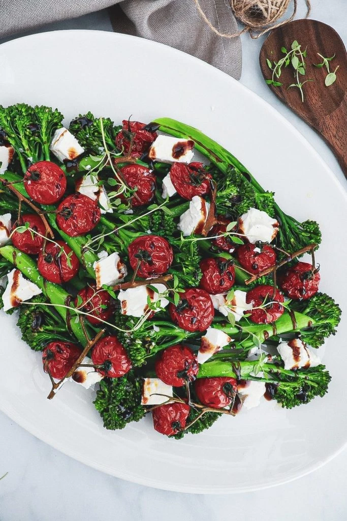 Broccolini salat - Opskrift med bagte tomater og feta
