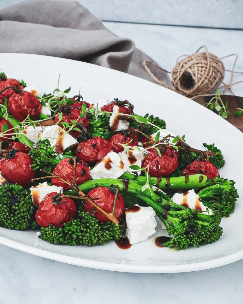 Broccolini salat - Opskrift med bagte tomater og feta