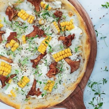 Pizza bianco med kantareller og majs - Inspiration til pizza topping