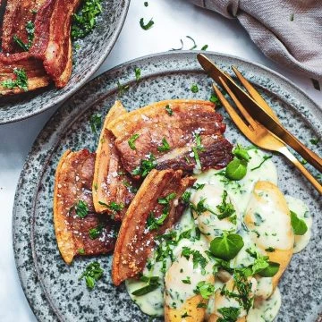 Stegt flæsk på grill - Opskrift på stegt flæsk med persillesauce