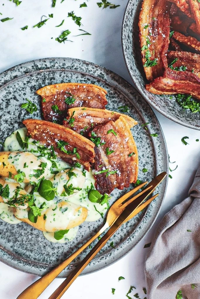 Stegt flæsk på grill - Opskrift på stegt flæsk med persillesauce