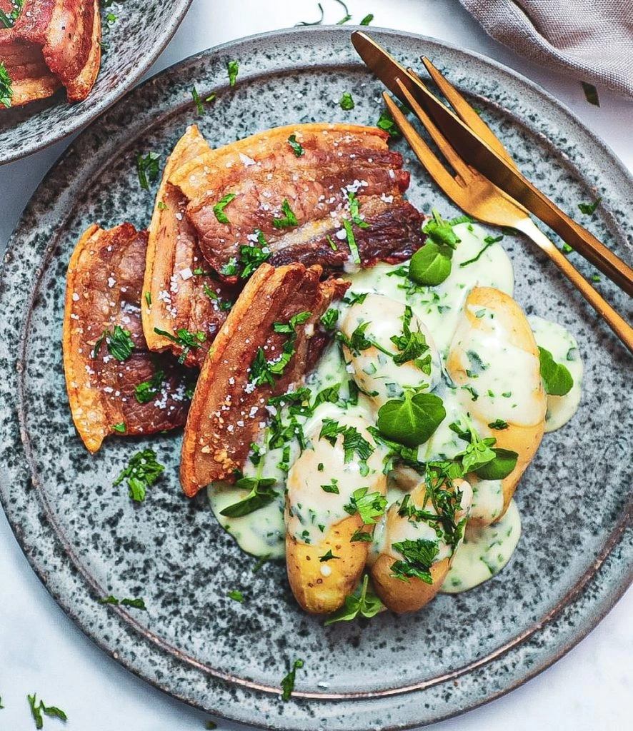 Stegt flæsk på grill - Opskrift på stegt flæsk med persillesauce