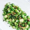 Lun rosenkålssalat med hasselnødder - Opskrift på rosenkålssalat