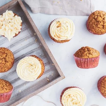 Gulerodsmuffins . Opskrift på gulerodsmuffins med frosting