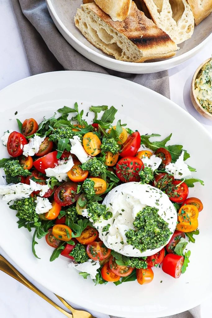 Burrata - Opskrift på tomatsalat med burrata og pesto