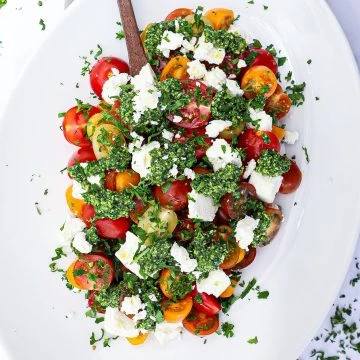 Tomatsalat - Opskrift på tomatsalat med pesto og feta
