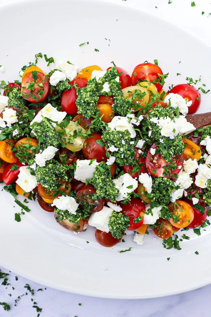 Tomatsalat - Opskrift på tomatsalat med pesto og feta