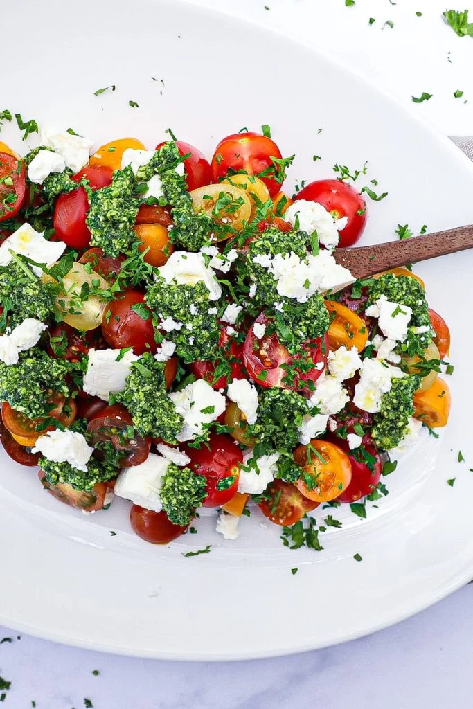 Tomatsalat - Opskrift på tomatsalat med pesto og feta