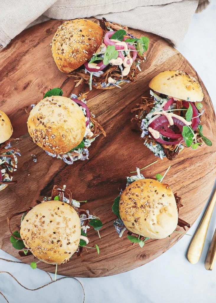 Pulled lamb burger - Opskrift med sprød og cremet kålsalat