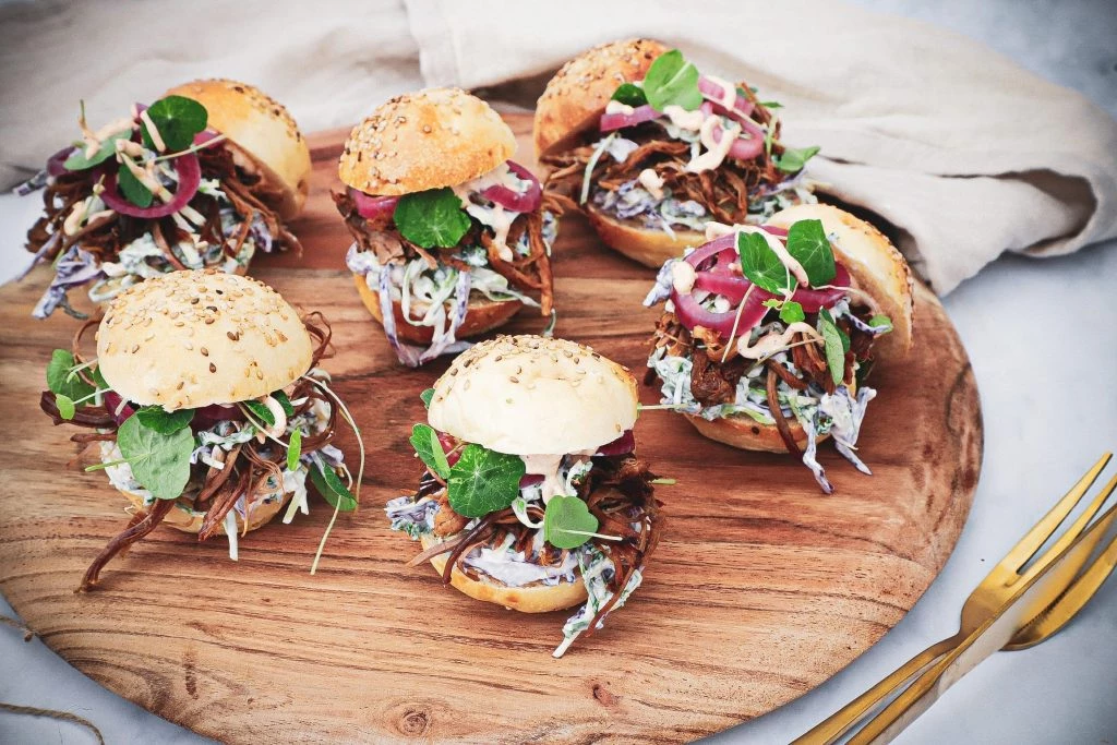 Pulled lamb burger - Opskrift med sprød og cremet kålsalat