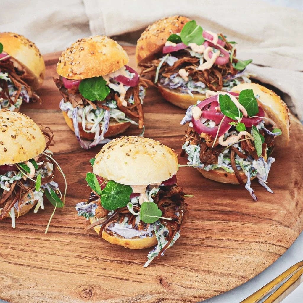 Pulled lamb burger - Opskrift med sprød og cremet kålsalat