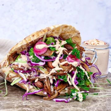 Pulled lamb pita - Opskrift med kålsalat og chilidressing
